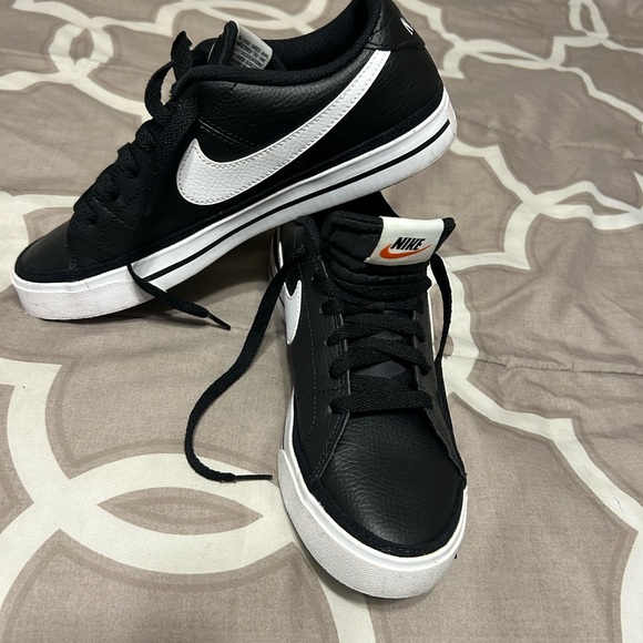 Women’s black and white Nike shoes - Picture 3 of 5